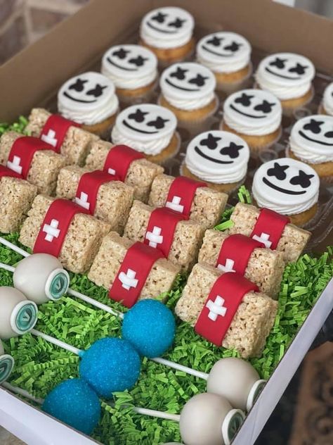 Fortnite Treats Ideas, Fortnite Dessert Ideas, Fortnight Party Food, Fortnite Rice Krispy Treats, Fortnite Pretzel Rods, Fornite Food Ideas, Fortnite Birthday Treats, Fortnite Candy Table Ideas, Fortnite Party Snacks