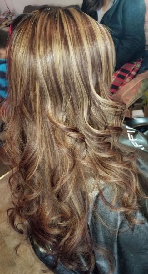 Brown Hair With Highlights 2000s, Chocolate Brown Hair With Caramel Highlights Honey, 00s Highlights, Homey Brown Hair With Blonde Highlights, Natural Chunky Highlights, Blondish Hair Color, Mexican Hair Color, 2000s Hair Highlights, Hair Dye Ideas Medium Length