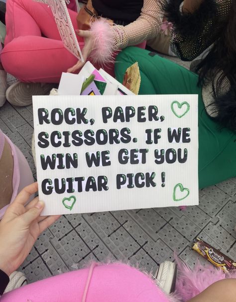 Signs To Make For Concerts, Best Concert Signs, Sign For Concert, Country Concert Signs Ideas, Harry Styles Signs Concert, Signs At Concerts, Fan Posters For Concerts Diy, Concert Poster Ideas Fan Diy, Niall Horan Concert Sign Ideas