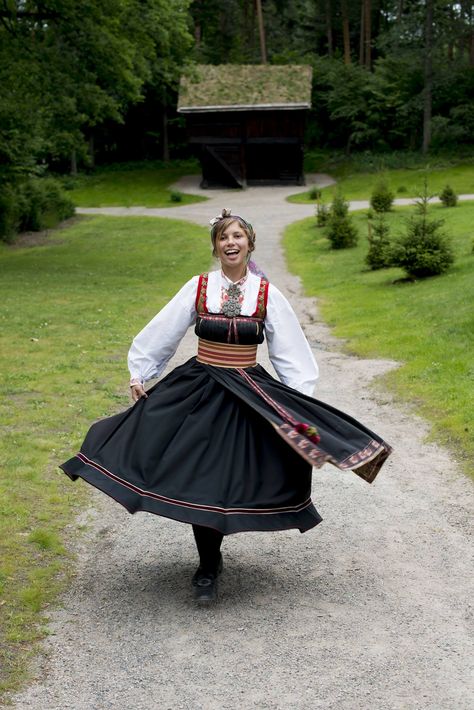 Foto: Norsk Folkemuseum Norwegian Traditions, Norwegian Clothing, Scandinavian Costume, Beautiful Norway, Cultural Traditions, Folk Dress, Folk Clothing, National Costume, Folk Dresses