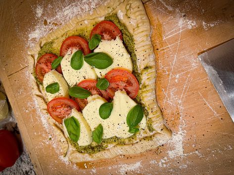 One for the vegetarians with @debdunc68 #pizza #pesto #tomato #basil #mozzarella Basil Mozzarella, Tomato Basil, Pesto, Mozzarella, Basil, Pizza, Quick Saves, Pizzas