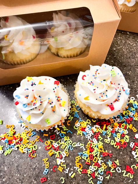 Abc Cupcakes, Cupcakes For Teachers, Teacher Appreciation Cupcakes, Back To School Cupcakes, Teacher Cupcakes, School Cupcakes, Diy Cupcakes, Baking Ideas, Homemade Cakes