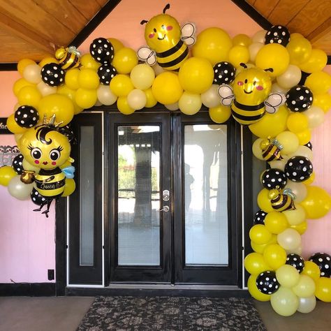 🐝Buzzed on over to meet the newest honeybee and visited with his honeycomb lil sister🐝🐝🐝🐝 Thank you for having us Brandi! #beethemedparty… Bee Balloon Garland, Birthday Bee Theme, Bee Birthday Party Decorations, Bee Baby Shower Decoration, Bee Balloon, Bumble Bee Birthday, Honey Bee Baby Shower, Bee Theme Party, Bee Birthday Party