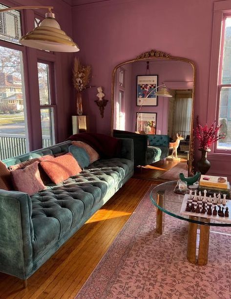 Pink Vintage Room, Decorating Living Room Ideas, Furniture Flipping, Maximalist Decor, Apartment Decor Inspiration, Apartment Decorating, Dream House Interior, Apartment Inspiration, Luxury Sofa