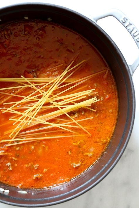 One-Pot Spaghetti and Meat Sauce (Stove-Top) Spaghetti And Meat Sauce, Pan Dishes, One Pot Spaghetti, Taste Food, Gluten Free Spaghetti, Slow Cooker Recipes Dessert, Spaghetti Meat Sauce, Easy Spaghetti, Stove Top Recipes