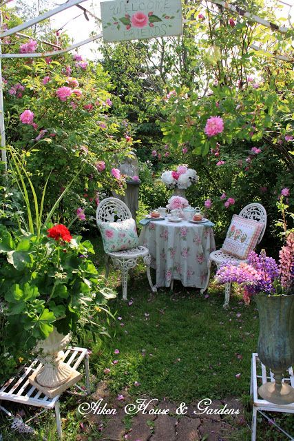 Rose Garden Landscape, Styl Shabby Chic, Shabby Chic Garden, French Country Garden, House Gardens, Cottage Garden Design, Garden Angels, Tea Party Garden, Backyard Garden Design