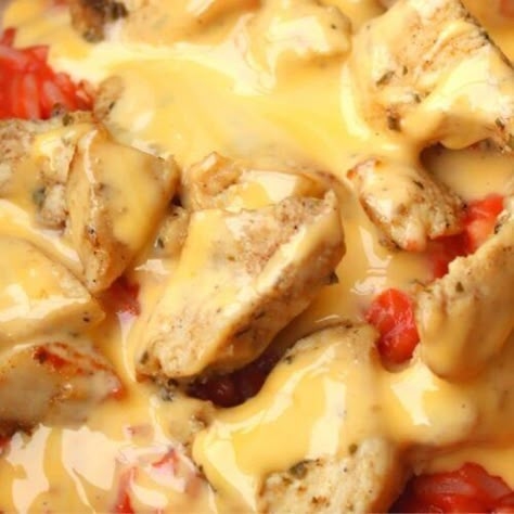 Acp Recipe Mexican Easy, Chicken Smothered In Queso, Chicken With Queso Recipes, Viral Chicken Recipes, Chicken Recipes With Velveeta Cheese, Polo Loco Mexican Chicken, Chicken Velveeta Recipes, Mexican Chicken And Rice With Queso, Chicken Cheese And Rice Mexican Recipe