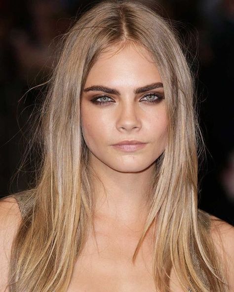 Cara Delevingne Cara Delevingne Hair, Dark Eyebrows, Look Festival, Balayage Blonde, Dark Blonde Hair, Brown Blonde Hair, Long Blonde, Long Straight Hair, Cara Delevingne