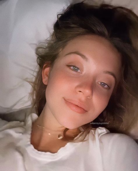 Sydney Sweeney Selfie Young Sydney Sweeney, Sydney Sweeney Selfie, Scarlett Aesthetic, Allison Reynolds, Jessica Alba Hair, Mom Dr, Sydney Sweeney, Scream Queens, Jessica Alba