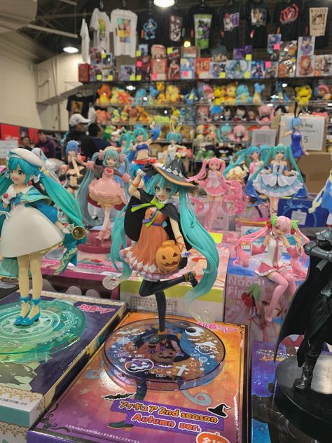 Diy Anime Figurines, Anime Convention Aesthetic, Miku Figure Collection, Hatsune Miku Room, Anime Convention Booth, Vocaloid Figurines, Hatsune Miku Figurines, Hatsune Miku Collection, Sakura Hatsune Miku