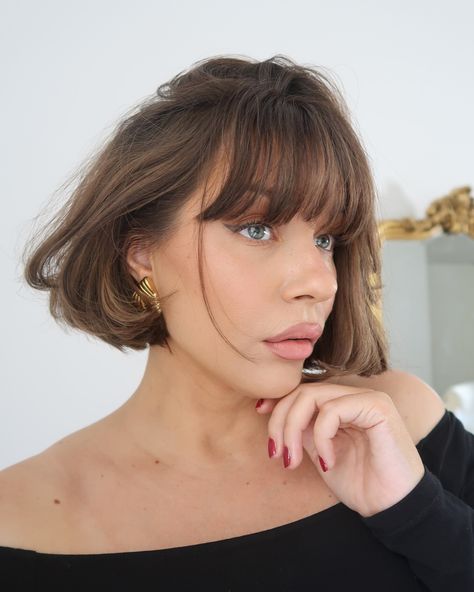 Snip snip ✂️ The return on the Bob thanks to @hershesons! Colour by @johnalfredhair and cut by @elliotbutehair Yay or nay? Bangs For Fine Hair, Haircut Ideas With Bangs, Bob Riccio, Short Shaggy Bob, Long Angled Bob, Bob Haircuts With Bangs, Warm Brunette, Bob Haircut Ideas, Highlighted Bangs