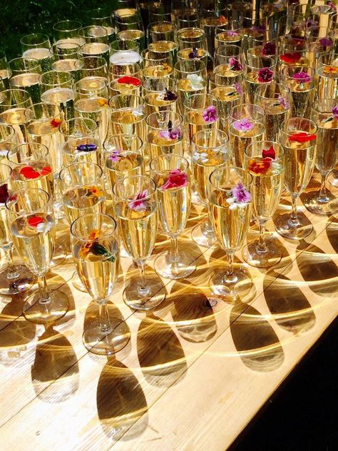 Prosecco and edible flowers decoration Petals And Prosecco Theme Food, Prosecco Decoration, Petals And Prosecco Theme Bridal, Prosecco Display, Bridal Shower Petals And Prosecco, Pedals And Prosecco Bridal, Flower Bachelorette Party, Prosecco Table, Petals And Prosecco Theme