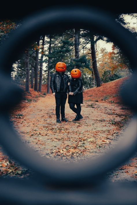 Salem Engagement Photos, Cemetary Photoshoot Couple, Cemetary Engagement Photoshoot, Spooky Halloween Couple Photoshoot, Cemetery Photoshoot Ideas, Spooky Engagement Photos, Halloween Engagement Pictures, Spooky Couple Photoshoot, Salem Photography