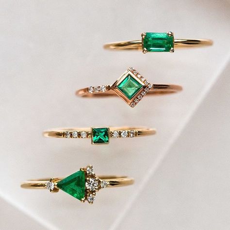 Gemstone And Diamond Engagement Rings, Ring Designs Emerald, Emerald Ring Designs For Women, Gold And Green Jewelry, Green Ring Gold, Emerald Accessories, Emerald Ring With Diamonds, Emerald Ring Design, Love Knot Bracelet