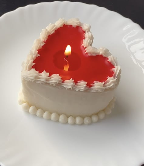 Candle cake candle Pretty Candles, Homemade Scented Candles, Sweet Candles, Soya Mumu, Cake Candles, Candle Crafts Diy, Cake Candle, Pretty Candle, Dessert Candles