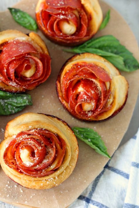 Easter Finger Food, Pepperoni Pinwheels, Easy Pepperoni Pizza, Pizza Roses, Pepperoni Pizza Rolls, Pepperoni Bread, Pizza Cupcakes, A Pizza My Heart, Pizza Roll Recipe