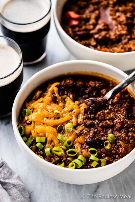 SAVE FOR LATER! This delicious Irish Chili is spiked with Guinness which gives it lots of extra flavor. It's super easy to make and a big-time crowd pleaser. I love to serve it for St. Patrick's Day but it's a great chili recipe all year round! #theendlessmeal #irishchili #chili #guinness #guinnesschili #chilirecipes #soup #dinner #comfortfood #stpatricksday #stpatricksdayrecipes #irishrecipes #beefchili #beerchili #groundbeefchili Chili Easy Recipe, Guinness Chili, Bodybuilding Meals, Guinness Recipes, Chili Easy, Ground Beef Chili, Cooking With Beer, Vegan Bodybuilding, Easy Chili