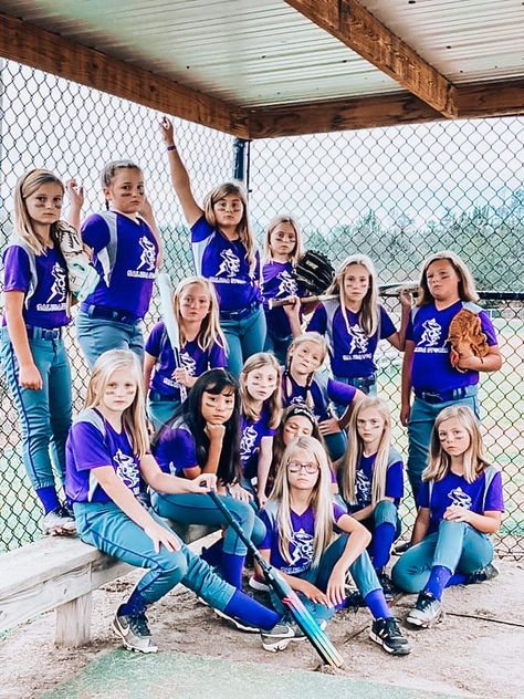 Softball Team Pictures Group Photos, Softball Team Photoshoot Ideas, Team Photoshoot Ideas, Softball Photoshoot, Softball Team Photos, Softball Poses, Seniors 2025, Softball Team Pictures, Softball Pictures Poses