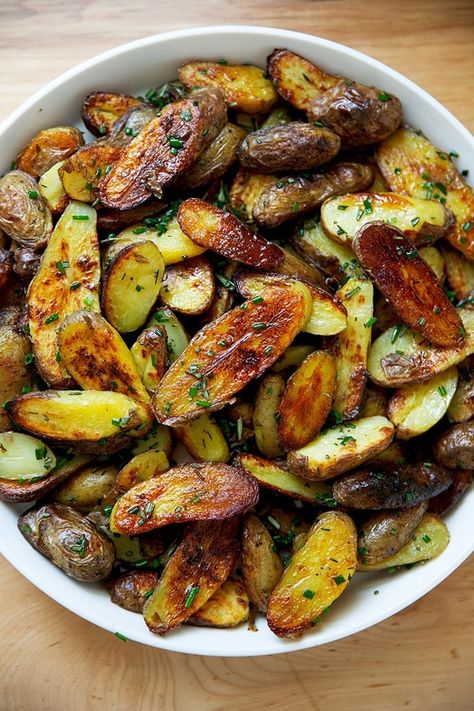 Crispy, Herby Roasted Fingerling Potatoes | Alexandra's Kitchen Roasted Fingerling Potatoes, Fingerling Potatoes, Potato Sides, Potato Recipe, Crispy Potatoes, Potato Dishes, Batch Cooking, Veggie Sides, Roasted Potatoes