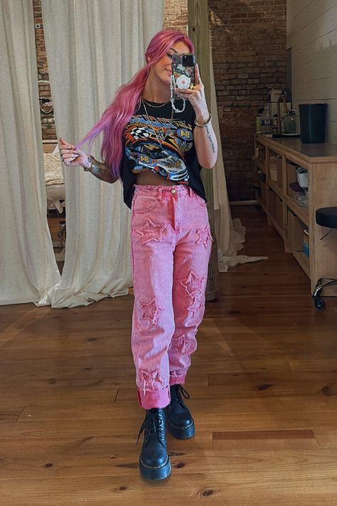 Edgy Bright Outfits, Chappell Roan Street Style, Bright Alternative Fashion, Colourful Edgy Outfits, Pink Hair Fashion Outfit, Alternative Colorful Outfits, Pink Edgy Outfits, Edgy Colorful Outfits, Colorful Edgy Outfits