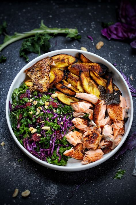 Sweetgreen Recipe, Salmon Salad Bowl, Salmon Oven, Suya Spice, Spiced Salmon, Gluten Free Recipes For Lunch, Salad Simple, Red Cabbage Salad, Salmon Spices