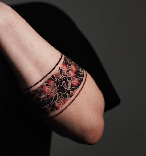 Band Tattoo Meaning, Armband Tattoo Frau, Flower Band Tattoo, Thigh Band Tattoo, Band Tattoos For Men, Cuff Tattoo, Forearm Band Tattoos, Band Tattoo Designs, Tattoo Henna