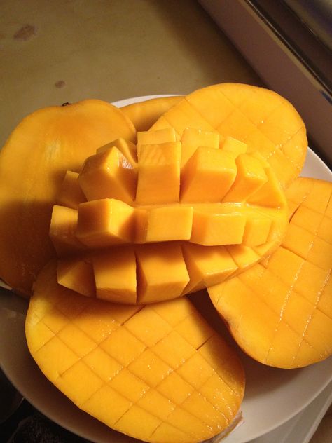 Mango Calories, Eating Mango, Mango Benefits, Fruit Aesthetic, Mango Fruit, Food Wallpaper, Food Is Fuel, Delicious Fruit, Food Snapchat