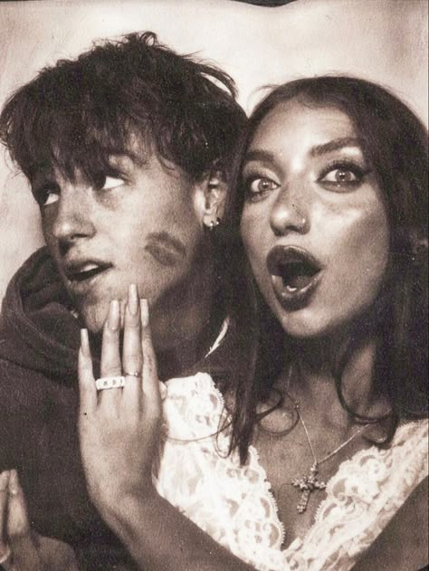 Vintage Photo Booths, Shotting Photo, Teen Love, The Love Club, Cute Relationship Goals, Cute Backgrounds, Looking For Love, Couple Aesthetic, Look At You