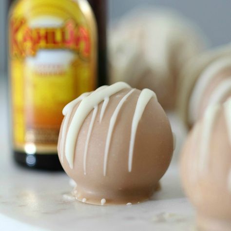 Boozy Kahlua Cheesecake Balls made with white chocolate Tim Tams... these really are the most decadently delicious treat! Kahlua Cheesecake, Tim Tams, Cheesecake Balls, Dessert Truffles, Alcoholic Desserts, Cake Ball, Christmas Recipes Easy, Boozy Desserts, Torte Cupcake