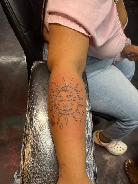 Tattoos On Dark Skin Women, Dark Skin Tattoo, Peace Tattoos, Arm Sleeve Tattoos For Women, Back Of Neck Tattoo, Small Girly Tattoos, Spine Tattoos For Women, Arm Sleeve Tattoos, Tattoos For Black Skin