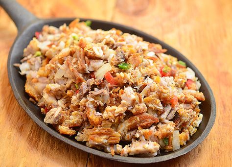 A crispy sisig made with chopped lechon kawali, bell peppers, chilies, onions and calamansi Sisig Recipe Philippines, Filipino Fried Chicken Recipe, Crispy Sisig, Pork Sisig Recipe, Pork Belly Lechon Recipe, Sisig Recipe, Panlasang Pinoy Recipe, Pork Sisig, Lechon Kawali