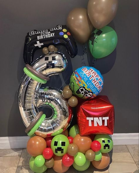 Green, red and brown balloons. Tnt minecraft, video controller Minecraft Balloon Ideas, Minecraft Balloons, Brown Balloons, Tnt Minecraft, Balloon Arrangement, Balloon Tower, Surprise Surprise, Diy Minecraft, Balloon Shop