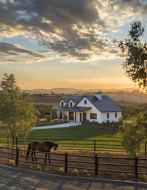 House In The Middle Of Nowhere, Houses In Texas, Wyoming House, Leadership Vision, House In The Country, Farmhouse Life, Old Money House, Montana House, Tennessee House