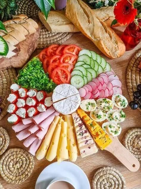 23 Easy Party Appetizers That Are Quick To Make And Delicious - MP Easy Party Appetizers, Decorações Com Comidas, Party Food Buffet, Catering Ideas Food, Food Ideas Summer, Charcuterie Inspiration, Party Appetizers Easy, Party Food Platters, Crafts Easter