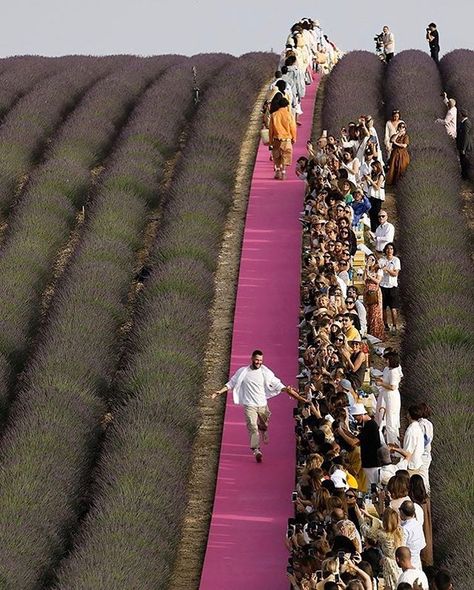 JACQUEMUS (@jacquemus) • Instagram photos and videos Jacquemus Aesthetic, Fashion Show Design, Fashion Dream Job, First Day Of Spring, Stage Design, Set Design, Fashion Set, First Day, Spring Fashion