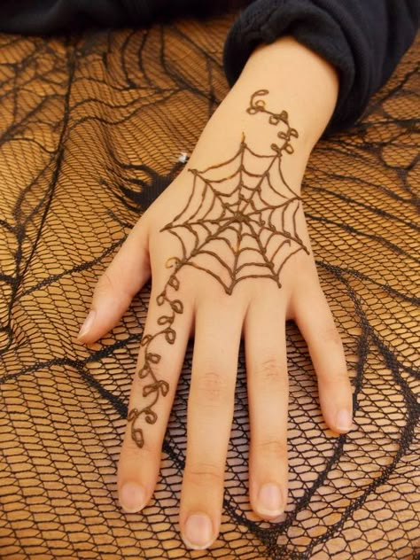 Halloween spiderweb Henna Designs Halloween, Spiderweb Henna, Halloween Henna Design, Spooky Henna, Spiderweb Hand Tattoo, Fall Henna, Cute Easy Henna Designs, Halloween Henna, Practice Henna