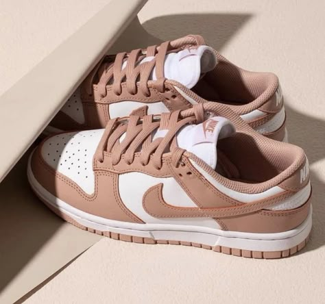 Nike Dunk Low Rose Whisper, Dunk Low Rose, Trendy Shoes Sneakers, Nike Shoes Girls, Preppy Shoes, Jordan Shoes Girls, All Nike Shoes, Nike Air Shoes, Cute Nike Shoes