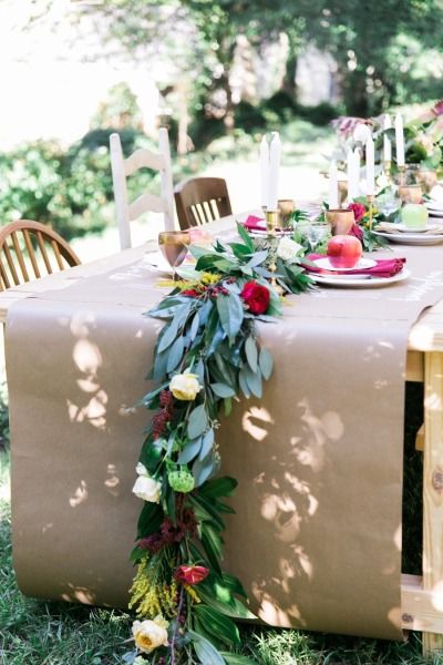 Al fresco table: http://www.stylemepretty.com/2014/11/28/autumn-al-fresco-bridal-shower/ | Photography: Kathryn McCrary - http://www.kathrynmccrary.com/ Spring Wedding Centerpieces, Kraft Paper Wedding, Paper Tablecloth, Paper Table Runner, Tafel Decor, Chic Bridal Showers, Outdoor Dinner, Table Runners Wedding, Butcher Paper