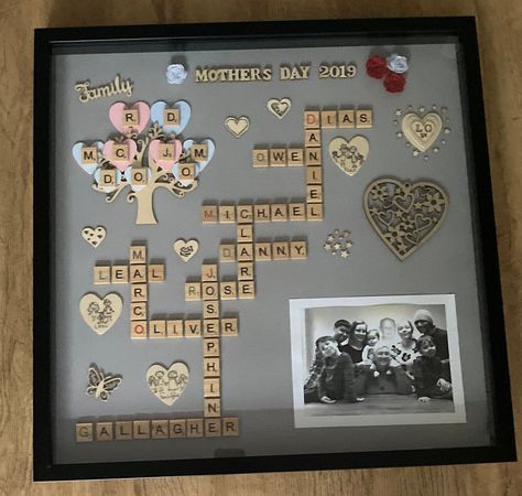 Box Photo Frame Ideas, Shadow Box Family Ideas, Family Photo Gift Ideas, Family Shadow Box Ideas, Scrabble Wall Art Ideas, Customised Gift Ideas, Scrabble Word, Scrabble Tile Crafts, Personalised Gift Ideas