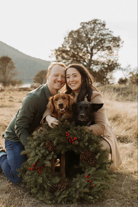 Couples christmas photos with dogs and wreath golden retriever - Seattle photographer Samantha McFarlen Xmas Photos With Dogs, Christmas Card With Dogs Couple, Holiday Cards Pictures Family Photos With Dog, Christmas Family Photoshoot With Dog, Christmas Picture Ideas With Dogs Couple, Christmas Photos Couple And Dog, Pet Family Photos Christmas Cards, Christmas Photoshoot Ideas For Couples With Dog, Dog And Owner Christmas Pictures