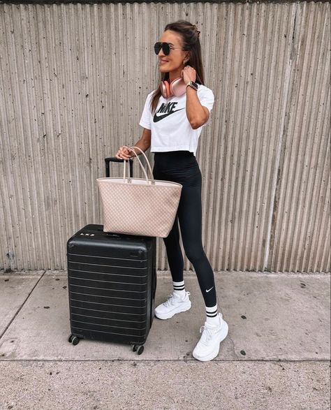 Pregnant Travel Outfit, Leggings Socks Outfit, Leggings And Socks Outfit, Leggings With Socks Outfit, Sports Socks Outfit, Crew Socks With Sneakers Outfit, Nike Leggings Outfit, Leggings Travel Outfit, Socks Over Leggings Outfit