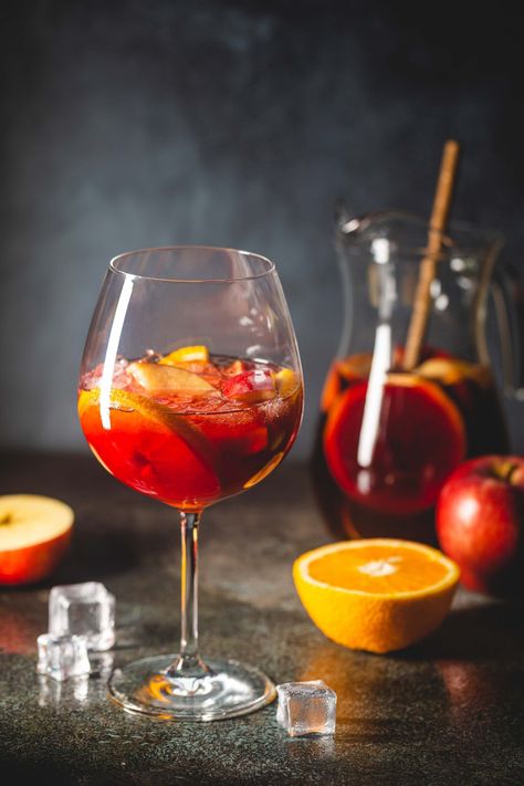 Wine Summer Aesthetic, Sangria Photography, Sangria Aesthetic, Alcohol Summer Drinks, Orange Beverage, Sangria Summer, Easy Healthy Soup Recipes, Virgin Sangria, Liquor Party