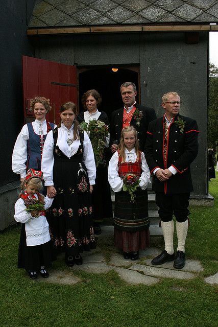 Norwegian People, Norwegian Clothing, Swedish Clothing, Norway Viking, Norwegian Food, Folk Dresses, Bridal Crown, Folk Costume, My Heritage