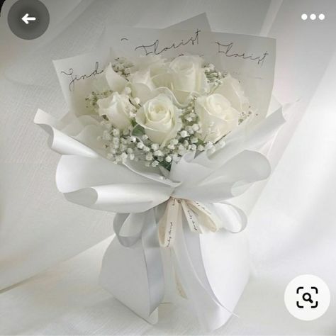 Korean Wedding Flower Bouquet, White Roses Bouquet Gift, White Rose Bouquet Aesthetic, White Flower Bouquet Aesthetic, Unique Bridal Bouquets Ideas, Bridal Bouquet Ideas, Roses Bouquet Gift, Bouquets Ideas, Unique Bridal Bouquets