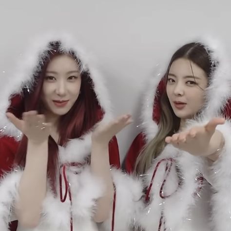 Lia Itzy Christmas, Lia And Chaeryeong, Itzy Chaeryeong, Lia Itzy, We Fall In Love, Together Forever, First Girl, Happy Christmas, Christmas