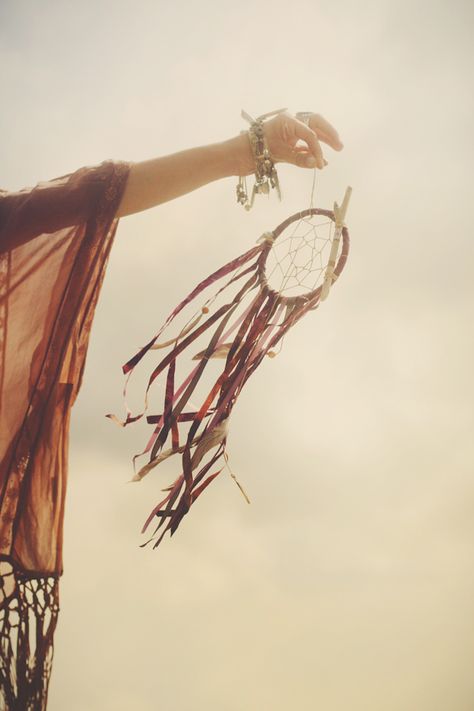 cathcing em' // #esoterica Bohemian Soul, Hippie Life, Dream Catchers, Wild And Free, Hippie Bohemian, Hippie Chic, Boho Vibe, Hippie Style, Free Spirit