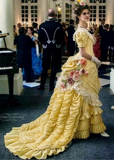 Roccoco Dresses, High Low Ball Gown, Victorian Era Dresses, Gowns Aesthetic, Historical Gowns, Victorian Era Fashion, 1800s Fashion, Bustle Dress, Old Fashion Dresses