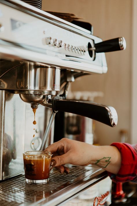 Coffee Shop Content, Coffee Shop Photoshoot, Coffee Shoot, Cafe Photoshoot, Coffee Photoshoot, Shop Photoshoot, Ways To Make Coffee, Coffee Trailer, Coffee Shop Branding