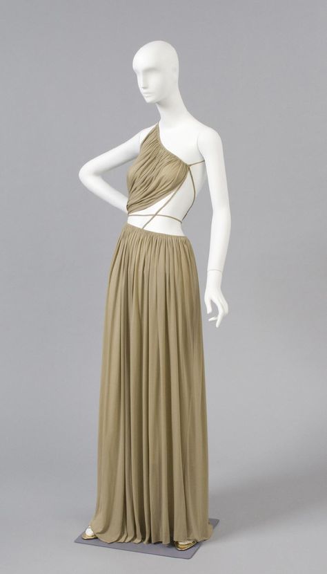 Woman's Evening Dress Designed by James Galanos, American, born 1924 Geography: Made in United States, North and Central America Date: Fall 1992 Medium: Silk jersey Dramatic Ethereal, Designer Evening Dresses, Women's Evening Dresses, Mode Inspo, Vintage Glamour, Mode Inspiration, Historical Fashion, 70s Fashion, Fashion History