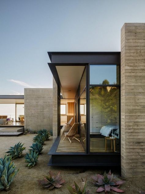 A Modernist Desert House in Santa Monica - Mid Century Home Dessert House, Topanga Canyon, Modernist House, Contemporary House Exterior, Loft Interior, Modern Contemporary Homes, Modern Architects, Desert Homes, Contemporary House Design